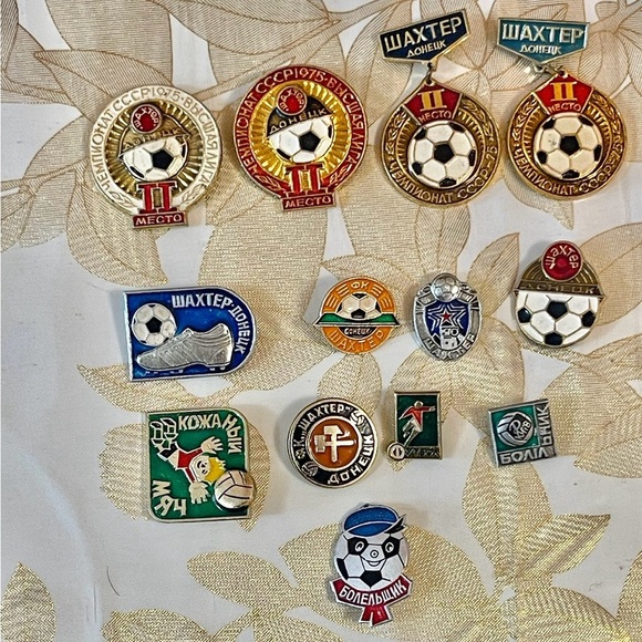 Set Of 13  VTG Soviet-era pins badges Shahter Donetsk football club USSR - Picture 1 of 2